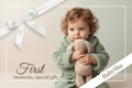 Carte cadeau numérique pour boutique bébé. Bébé aux cheveux bouclés en peignoir tenant une peluche lapin beige. Ruban blanc en nœud coin supérieur gauche. Texte "First moments, special gift" en bas, "First" en cursive, le reste en sans-serif fine. Bande diagonale blanche coin inférieur droit. Ambiance douce et chaleureuse. Ajoute le logo "BabySha" en bas à droite. 