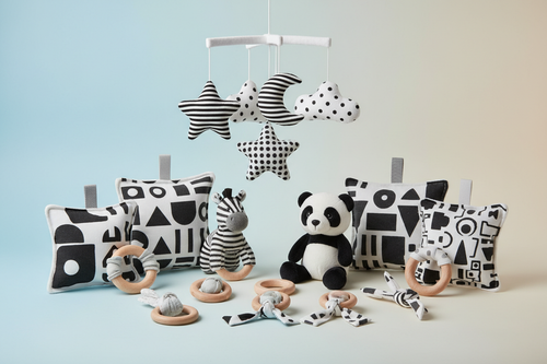 Génère moi une image résumant une catégorie de jouets pour les bébés de 0 - 3 mois 